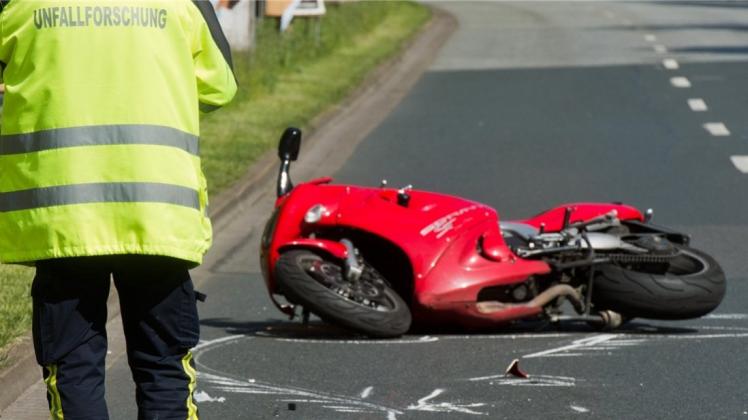 Leicht verletzt worden ist ein Motorradfahrer am Sonntagnachmittag bei einem Verkehrsunfall in Birkenheide.  Symbolfoto: Julian Stratenschulte / dpa