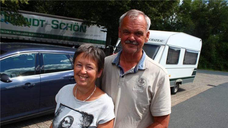 Tragen den Urlaub an der Anhängerkupplung: Roelof (68) und Aultje van Sleen (65) sind als Niederländer naturgemäß mit dem Wohnwagen unterwegs. In Deichhorst legen sie eine Pause ein. 