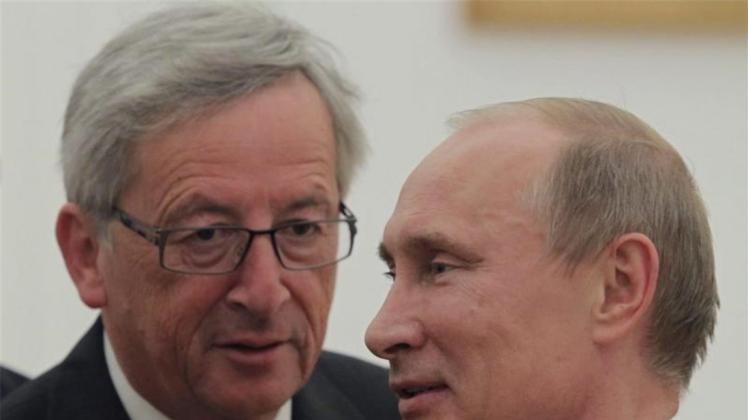 EU-Kommissionschef Jean-Claude Juncker will zum Wirtschaftsforum nach St. Petersburg reisen und dort Russlands Präsidenten Wladimir Putin treffen. Hier sind die beiden 2012 in Moskau zu sehen. 