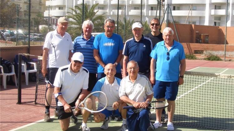 Unterwegs auf der Mittelmeerinsel Malta waren die Tennissenioren. Hier im Bild mit zwei Freunden aus Malta. Fotos: VfL-Tennissenioren