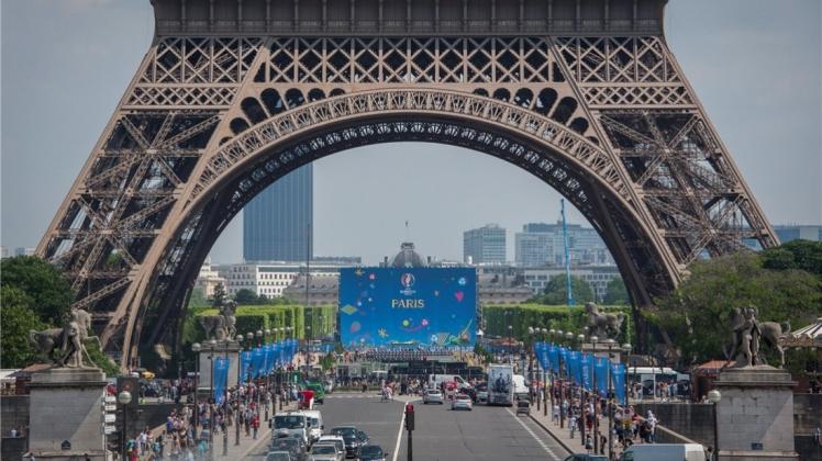 Am Fuße des Eiffelturms ist während der EM eine Fanzone eingerichtet, in der bis zu 92000 Menschen Platz finden. Auch hier wird es intensive Sicherheitskontrollen geben. 