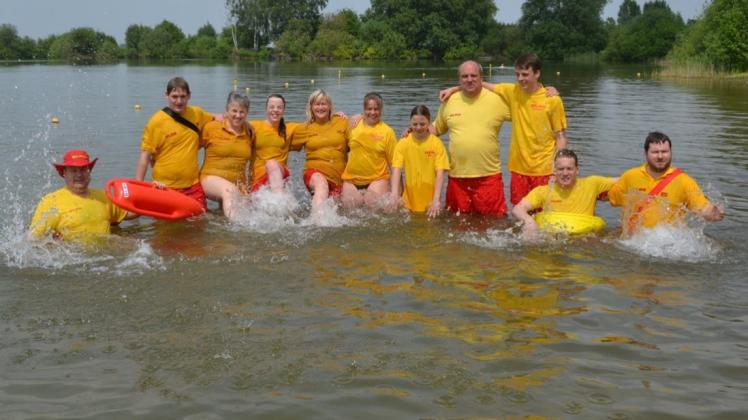 Hinein in die Fluten: Ganderkeseer DLRG-Schwimmer haben die Badesaison am Sielingsee eröffnet, jetzt kann – nach der Aufhebung des Badeverbots – wieder gebadet werden. 