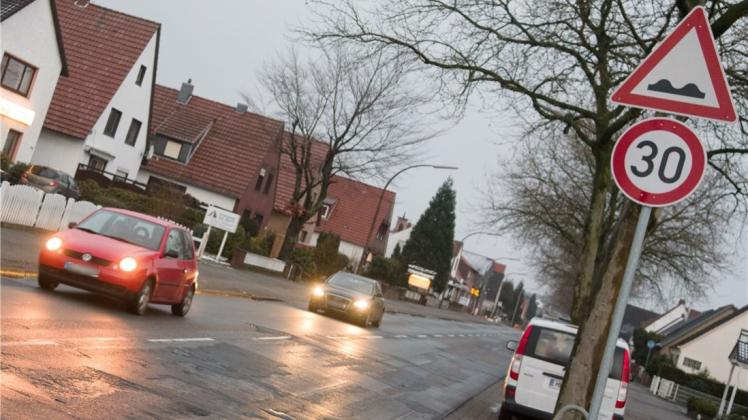Tempolimit bei Straßenschäden: Die Dwostraße in Delmenhorst ist reichlich löchrig. Auf Födergelder beim Ausbau darf die Stadt dennoch nicht hoffen. Schäden 