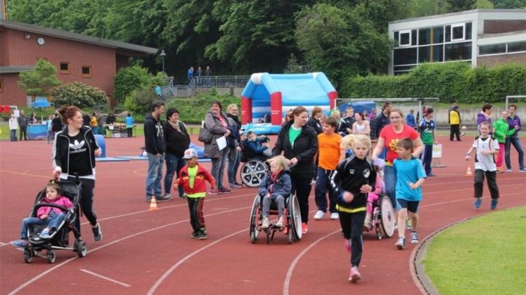 Mit Begeisterung liefen die jungen Teilnehmenden mit und ohne Behinderung auf dem Sportplatz des Franziskusgymnasiums für möglichst viele Sponsorengelder. 