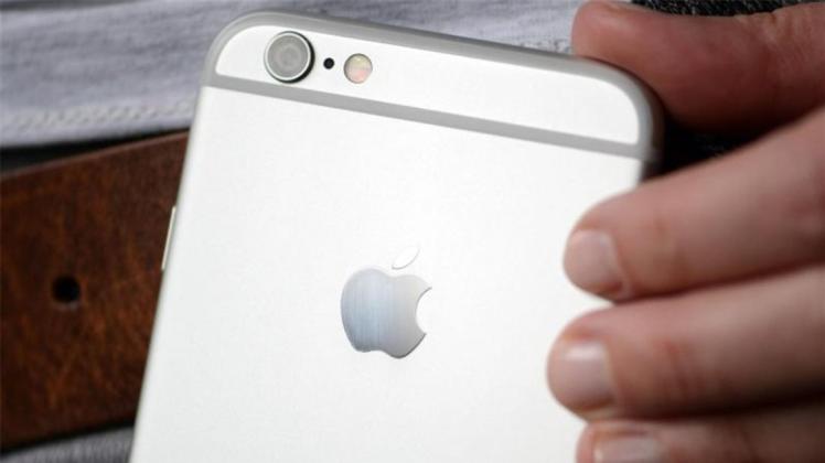 Ein iPhone 6: Am Freitag waren die betroffenen iPhone-Modelle, die bereits im Herbst 2014 auf den Markt kamen, noch in vielen Läden in Peking erhältlich. 