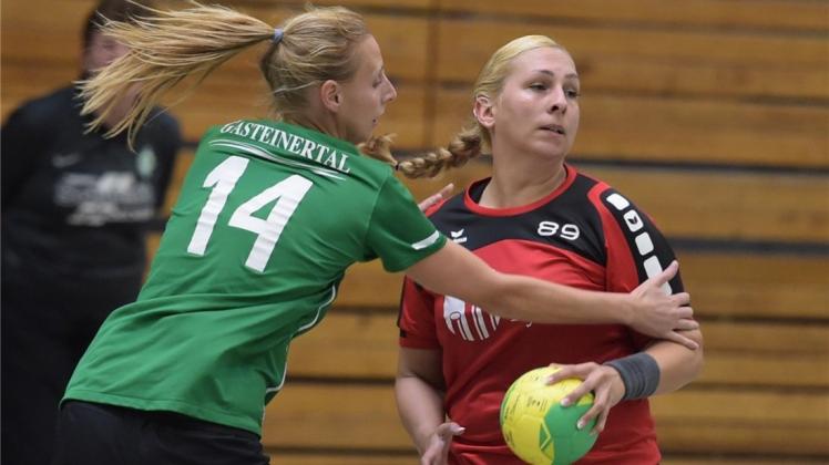 Wurden aufgehalten: die Handballerinnen der HSG Delmenhorst II um Sandra Matschinski (rechts). Sie verloren ihr Heimspiel gegen Werder Bremen III mit Linda Lowin. 