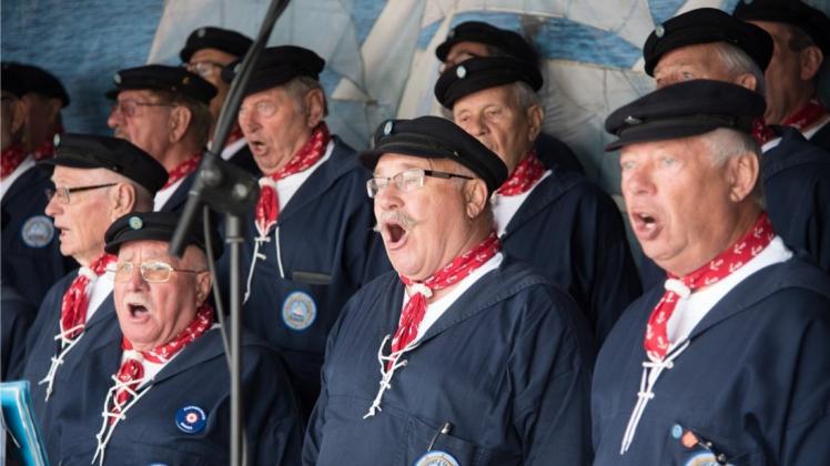 Sie hatten Heimspiel auf der DTB-Anlage Am Kleinen Meer: Der Hasport Shanty Chor eröffnete am Sonntagmorgen das ganztägige Konzert. Sie hatten Heimspiel auf der DTB-Anlage Am Kleinen Meer: Der Hasport Shanty Chor eröffnete am Sonntagmorgen das ganztägige Konzert.