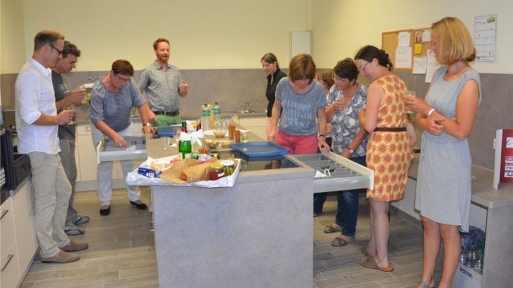Mit einem Imbiss wurde die neue Küche der Honigmoorschule gleich  richtig eingeweiht. 