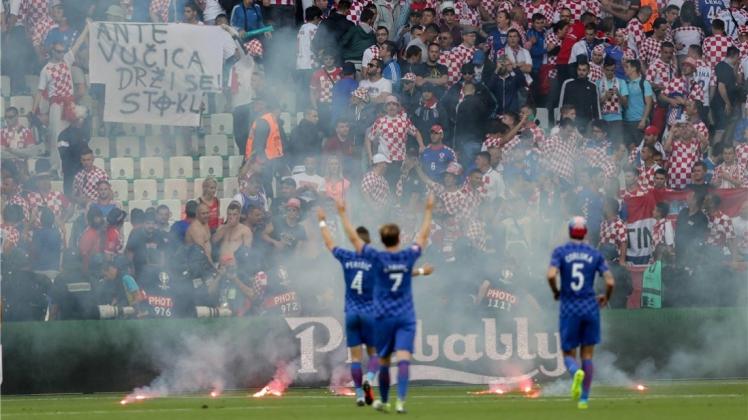 Der negative Höhepunkt beim 2:2-Unentschieden von Tschechien gegen Kroatien. Die kroatischen Fans sorgten in der 86. Minute für eine Spielunterbrechung. 