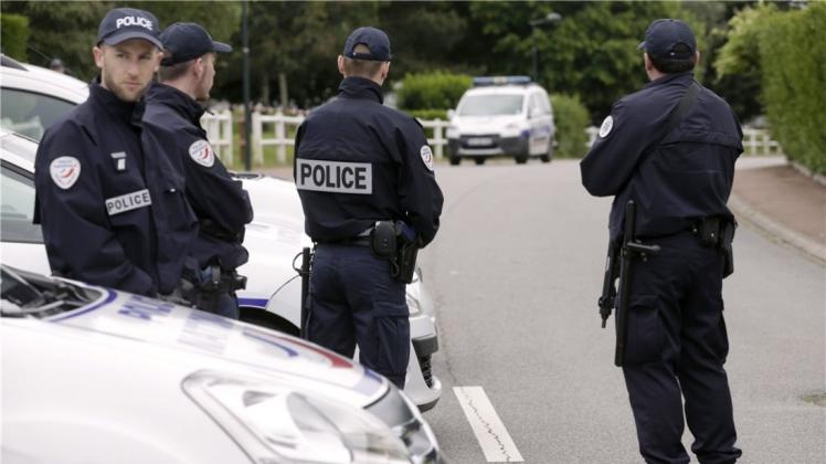 Ein nach Medienberichten wegen Terrorismus vorbestrafte Mann, der sich zur Terrormiliz Islamischer Staat (IS) bekannte, brachte im westlichen Umland von Paris einen Polizisten und dessen Partnerin um. 