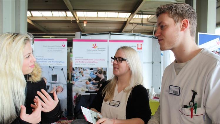Gesundheits- und Krankenpfleger oder Operationstechnische Assistentin? Saskia Baars (Mitte) und Linus Kruse (rechts) informieren Diana Wild über die Ausbildungsmöglichkeiten in den Niels-Stensen-Kliniken. 