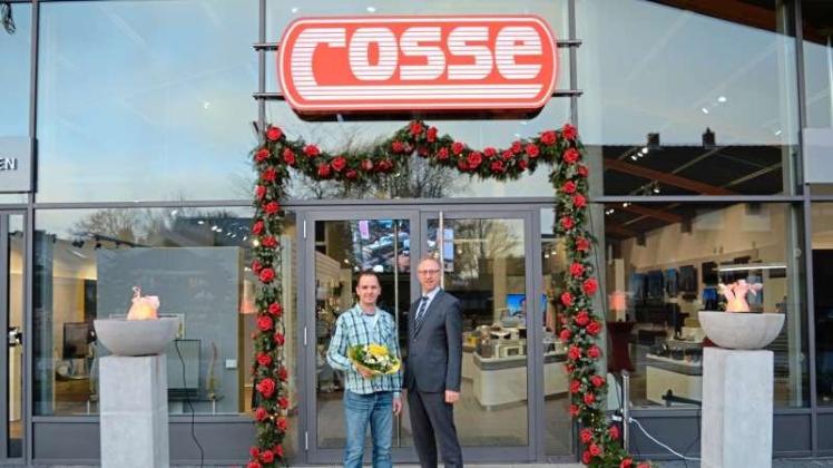 Bürgermeister Helmut Höke(rechts) gratuliert Gerd Cosse zur Erweiterung seines Unternehmens. 