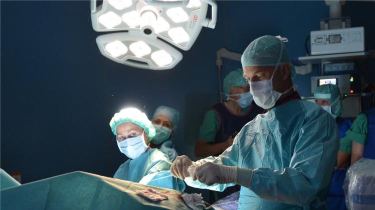 Nach dem Skandal um Operationen mit defekten Bandscheibenprothesen am Klinikum im ostfriesischen Leer sind neue Vorwürfe gegen den entlassenen Chefarzt bekannt geworden. Symbolfoto: dpa
