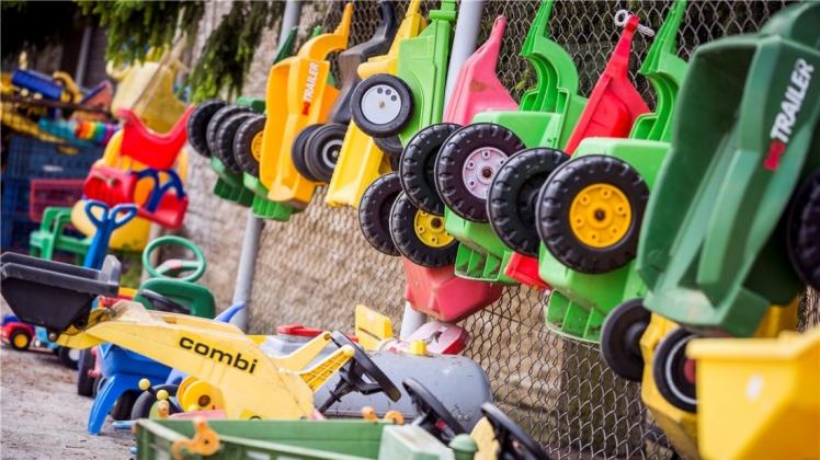 Gut erhaltene Spielgeräte, die auf den AWIGO-Recyclinghöfen abgegeben wurden, stehen für Sozialarbeiter aus der Kinder-, Jugend- oder Familienhilfe in Wallenhorst bereit. 