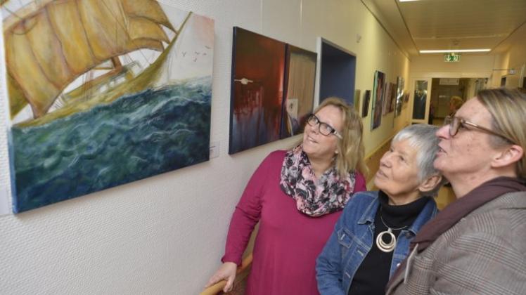 Macht sich gut an der Wand der Fachklinik Stenum: Sabine Brummas Bild „Im Sturm“, das die Künstlerin (links) hier mit ihrer Lehrerin Bärbel Woitas (Mitte) und Klinik-Sprecherin Daniela Wolf betrachtet. Macht sich gut an der Wand der Fachklinik Stenum: Sabine Brummas Bild „Im Sturm“, das die Künstlerin (links) hier mit ihrer Lehrerin Bärbel Woitas (Mitte) und Klinik-Sprecherin Daniela Wolf betrachtet.