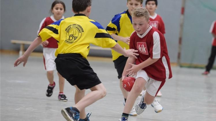 Mit großem Engagement: Teams der Parkschule (rote Trikots) und der Grundschule Deichhorst gehörten zu den Teilnehmern, an dem Turnier, das gestern in der Stadionhalle ausgetragen wurde. 