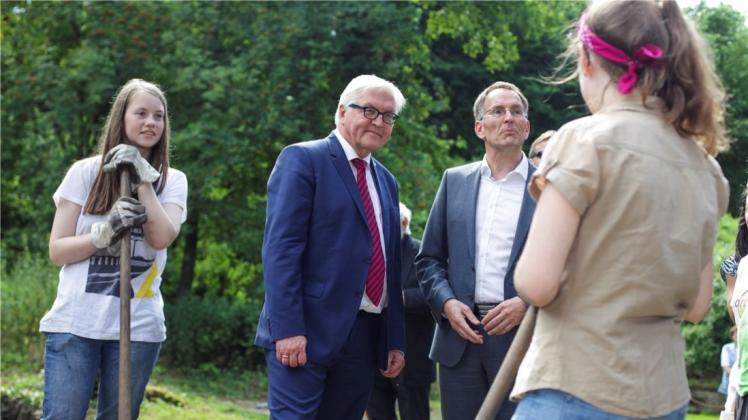 Der deutsche Außenminister Frank-Walter Steinmeier (SPD) besucht die Gedenkstätte Augustaschacht in Hasbergen. Geschäftsführer Michael Gander (rechts) erklärt, was es mit dem Ort auf sich hat. 