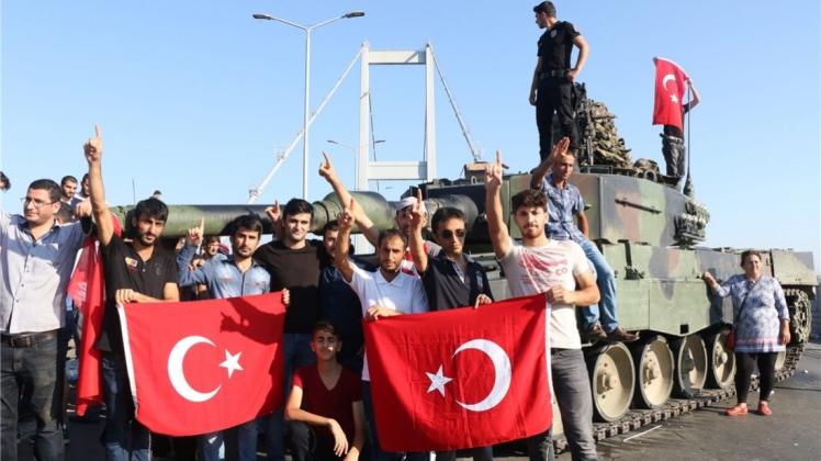 Jubelnde Menschen vor einem Panzer der Putschisten: Für den Delmenhorster Ratsherren Ibrahim Tuner ist das Volk der Sieger der Ereignisse in der Türkei. 