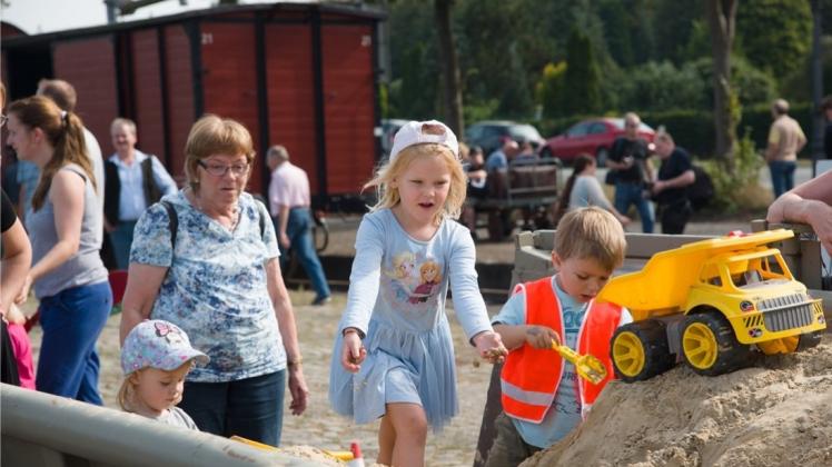 Mit Kinderspaß und vielen historischen Fahrzeugen haben die Delmenhorst-Harpstedter Eisenbahnfreunde ihren 40. Geburtstag gefeiert. 