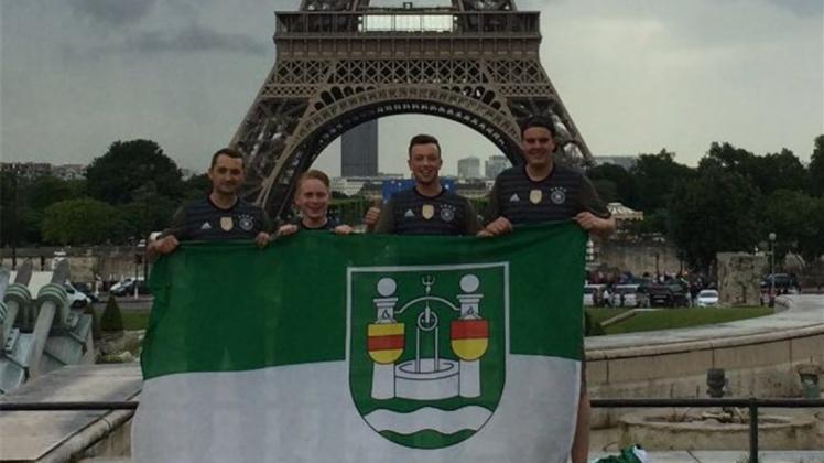 Flagge für Lathen vor dem Pariser Eiffelturm zeigen (von links) Alex Buchsbaum, Michael Wiggerthale, Paul Wolters und Holger Hermes. 
