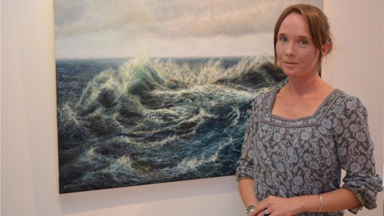 Karolin Kloppstech führt die Kinder während des Festes durch ihre Ausstellung „Stille Dinge Tiefe Wasser“. Karolin Kloppstech führt die Kinder während des Festes durch ihre Ausstellung „Stille Dinge Tiefe Wasser“.