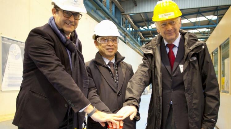 Setzten den Bau der „World Dream“ in Gang (von links): Thatcher Brown, Colin Au und Werftchef Bernard Meyer. 