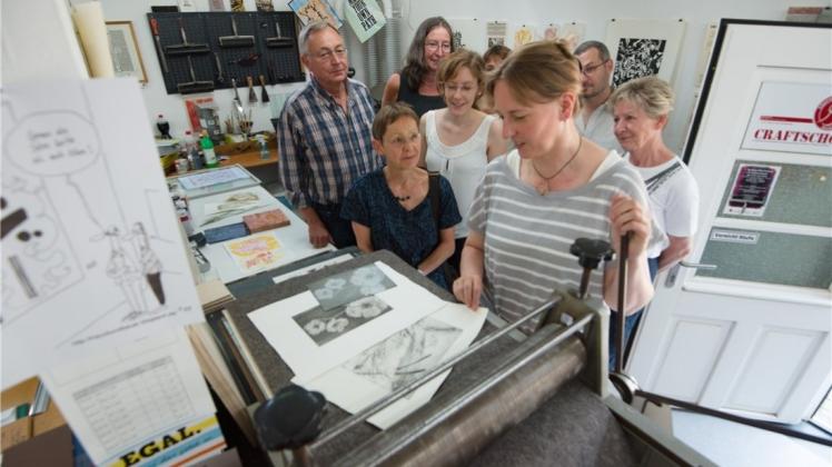 Julia Vogel (vorne rechts) veranstaltet am Wochenende das erste Druckgrafik-Festival in Delmenhorst. 