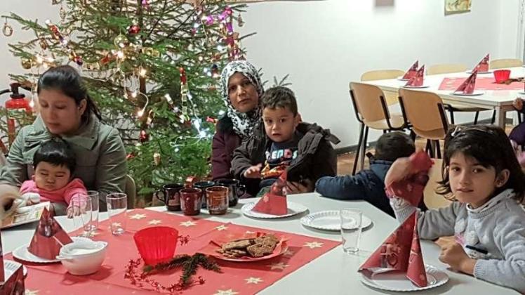 In den Kasernengebäuden untergekommene Flüchtlinge haben jetzt zusammen Weihnachten gefeiert. 
