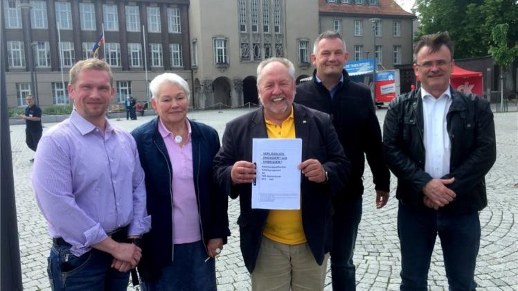 Die FDP Delmenhorst stellt ihr Wahlprogramm vor: (von links) Axel Konrad, Ingeborg Hübscher, Claus Hübscher, Jürgen Stöver und Michael Gellermann. 