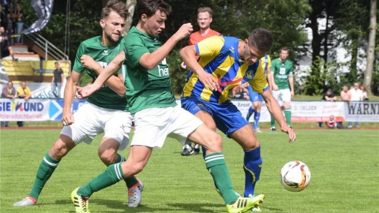 Gestolpert: Simon Matta (rechts) kassierte mit dem SV Atlas Delmenhorst zum Auftakt der Fußball-Landesliga gegen den SV Bad Rothenfelde eine Niederlage. 
