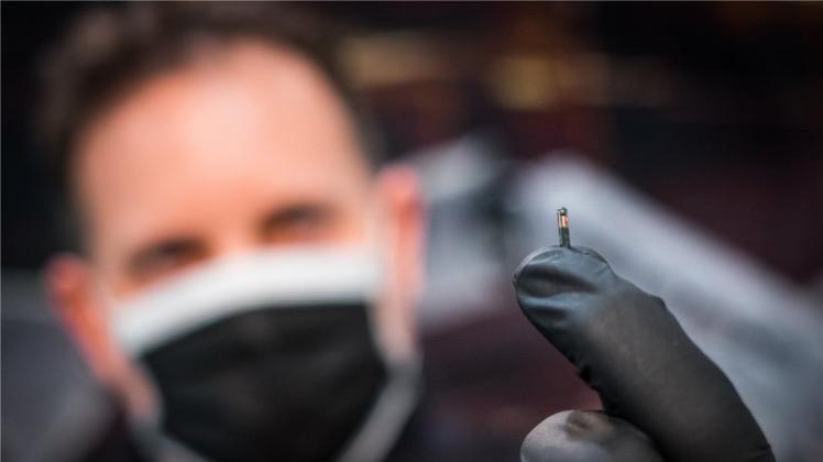 Cebit 2016: An dem Stand von „Digiwell“ werden Microchips implantiert, mit denen man seine Haustür öffnen kann. 
