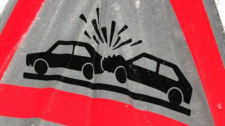 Eine Autofahrerin hat am Montag zwei vor ihr bremsende Wagen ineinander geschoben. Symbolfoto: dpa