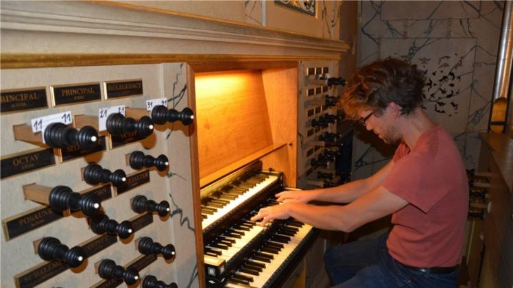 Es geht auch ohne Noten: Organist Erik Hoeppe entlockt der Kirchenorgel neue Klänge. 
