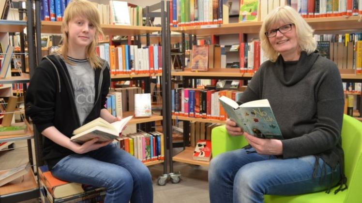 Heller und offener: Praktikantin Marla Meyer und Büchereileiterin Sigrid Kautzsch haben es sich in der aufwendig sanierten Romanabteilung gemütlich gemacht. 