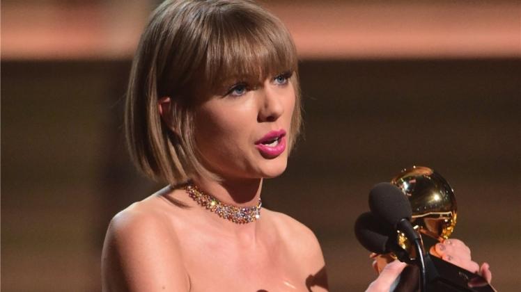 Nur zwei Wochen nach der Trennung von Calvin Harris soll Taylor Swift sich mit Schauspieler Tom Hiddleston tröste. Nur zwei Wochen nach der Trennung von Calvin Harris soll Taylor Swift sich mit Schauspieler Tom Hiddleston tröste.