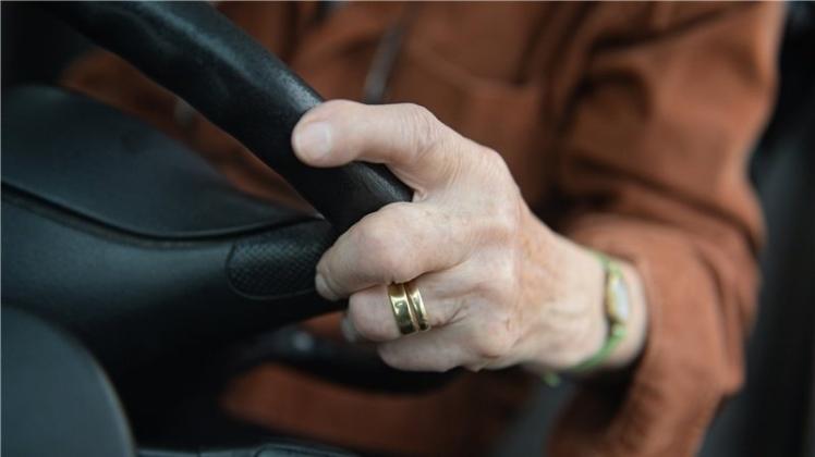 Weil sie offensichtlich Gas und Bremse verwechselte, krachte eine 56-Jährige Autofahrerin auf einem Parkplatz in Ganderkesee in ein abgestelltes Fahrzeug. Symbolfoto: Felix Kästle/dpa