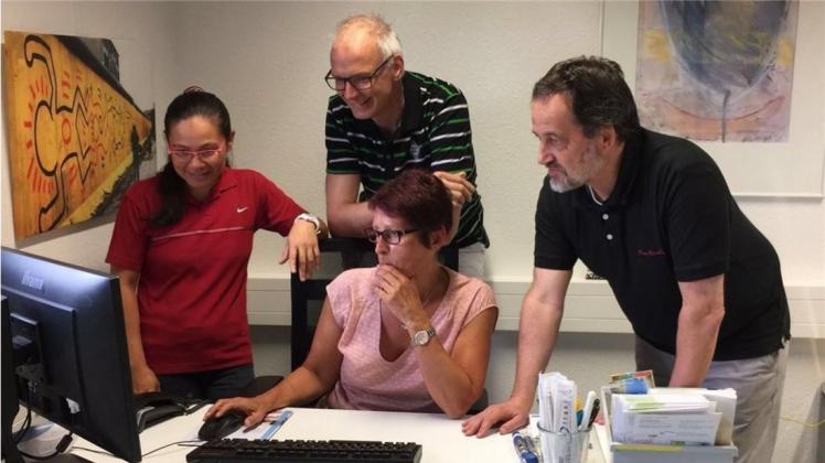 Besprechung in der Praxis: (von links) Frau Marie-Jean Lüdtke, Dr. Klaus Bonnekessen, Astrid Gonther und Wolfgang Hentrich. Besprechung in der Praxis: (von links) Frau Marie-Jean Lüdtke, Dr. Klaus Bonnekessen, Astrid Gonther und Wolfgang Hentrich.