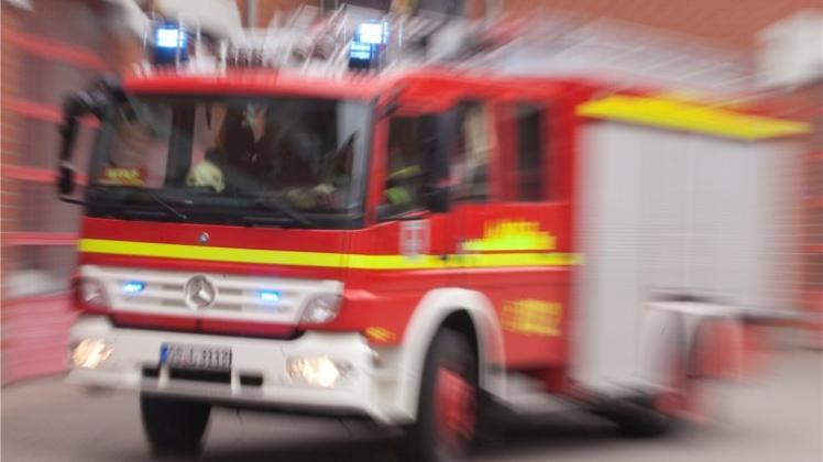 Zu einem Brand am Dienstagabend in Dötlingen rückte die Feuerwehr am Dienstagabend aus. Ein Bauernhaus stand in Flammen Symbolfoto: Archiv/Michael Hehmann