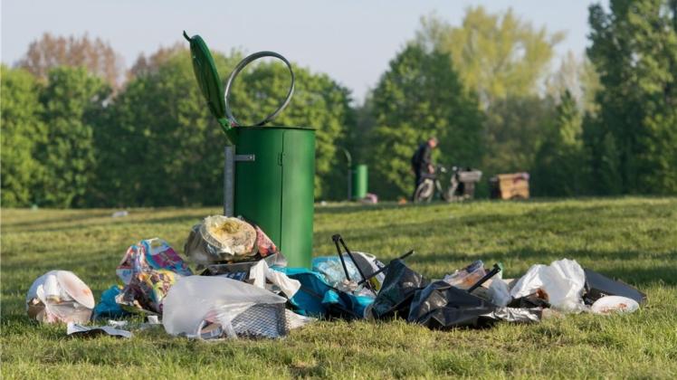 Müll war in der Graft im Sommer ein akutes Problem, jetzt soll die Stadt häufiger die Mülleimer leeren. Symbolbild: Sebastian Gollnow/dpa