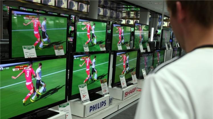 Betrug zur EM: Vor sportlichen Großereignissen nehmen laut eines Versicherungsverbands die gemeldeten Schäden an TV-Geräten zu. Symbolfoto: dpa