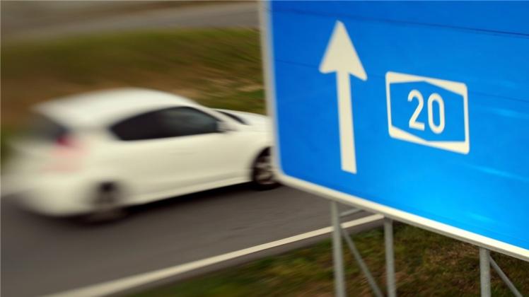 Ein Hinweisschild zur Autobahn 20. Ihr Weiterbau in Schleswig-Holstein und Niedersachsen ist umstritten. 