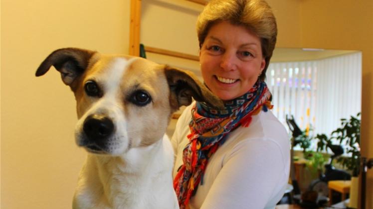Die Delmenhorster Streunerhilfe wird ein Jahr alt: Die Vorsitzende Kirsten Glage mit ihrem Hund Felix (10) in Glages Krankengymnastik-Praxis. Die Streunerhilfe setzt sich in erster Linie für Kastrationen in Rumänien oder Ungarn ein. 