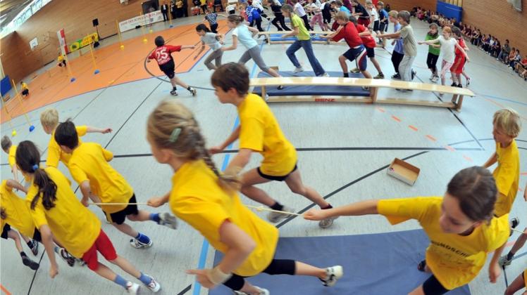 Freiwilligendienstleistende begleiten im Rahmen ihres Freiwilligen Sozialen Jahres häufig den Sportunterricht oder Sportveranstaltungen an Schulen. Symbolfoto: dpa