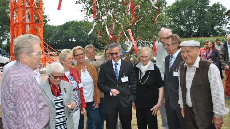 Vertreter vom NDR und aus der Politik feierten gemeinsam mit Nachbarn die Errichtung des 295-Meter-Kolosses. Symbolisch hatten die Anwohner dazu eine Birke mitgebracht und überreicht. 