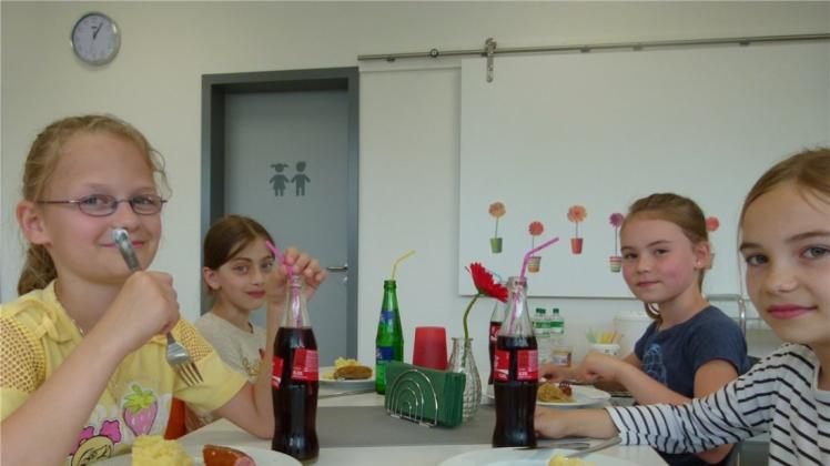 Viel schöner als die alte Mensa finden Lucy Müller, Mariam Gajsultanova, Jana Wambold und Marlena van Uelsen (von links) den neuen Speisesaal. Cola gab es übrigens nur zur Einweihungsfeier.. 