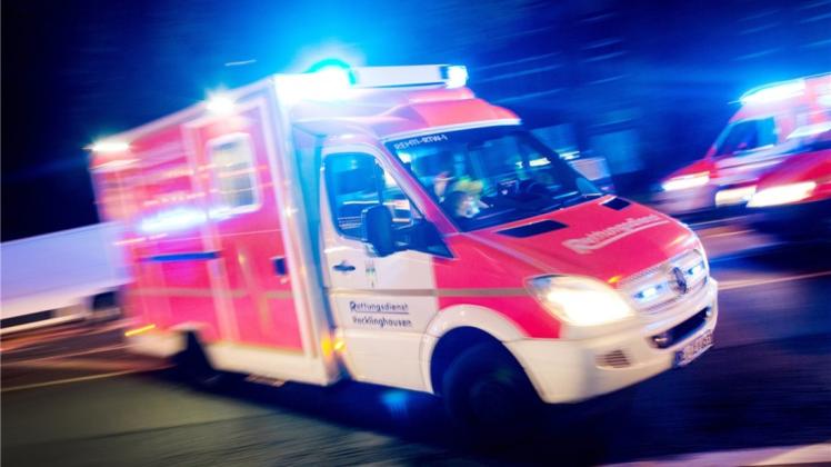 Bei einem Unfall in Stuhr sind am Sonntagabend zwei Personen schwer verletzt worden. Ein Mann schwebt in Lebensgefahr. Symbolfoto: dpa Bei einem Unfall in Stuhr sind am Sonntagabend zwei Personen schwer verletzt worden. Ein Mann schwebt in Lebensgefahr. Symbolfoto: dpa