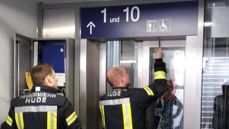 Zum wiederholten Male musste die Freiwillige Feuerwehr Hude auf dem Huder Bahnhof eine Person aus einem defekten Fahrstuhl befreien. Archivfoto: Tanja Konegen-Peters