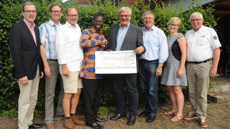 Der Lions Club Lingener Land freute sich, einen Scheck in Höhe von 12000 Euro an Dieudonné Ouedraogo (4. von links) für den Bau einer Kita in Burkina Faso überreichen zu dürfen. 