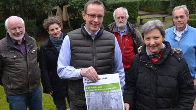 Heiko Ackermann hat Carola Becker zum Hasbruch-Vortrag eingeladen, hinter ihnen von den Mitveranstaltern (v.l.) Hans Fingerhut, Tomma Renker, Hartwig Lambracht und Hermann Konermann. Heiko Ackermann hat Carola Becker zum Hasbruch-Vortrag eingeladen, hinter ihnen von den Mitveranstaltern (v.l.) Hans Fingerhut, Tomma Renker, Hartwig Lambracht und Hermann Konermann.