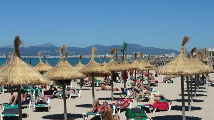Mallorca geht immer: Strandleben an der Playa de Palma in S&apos;Arenal. 